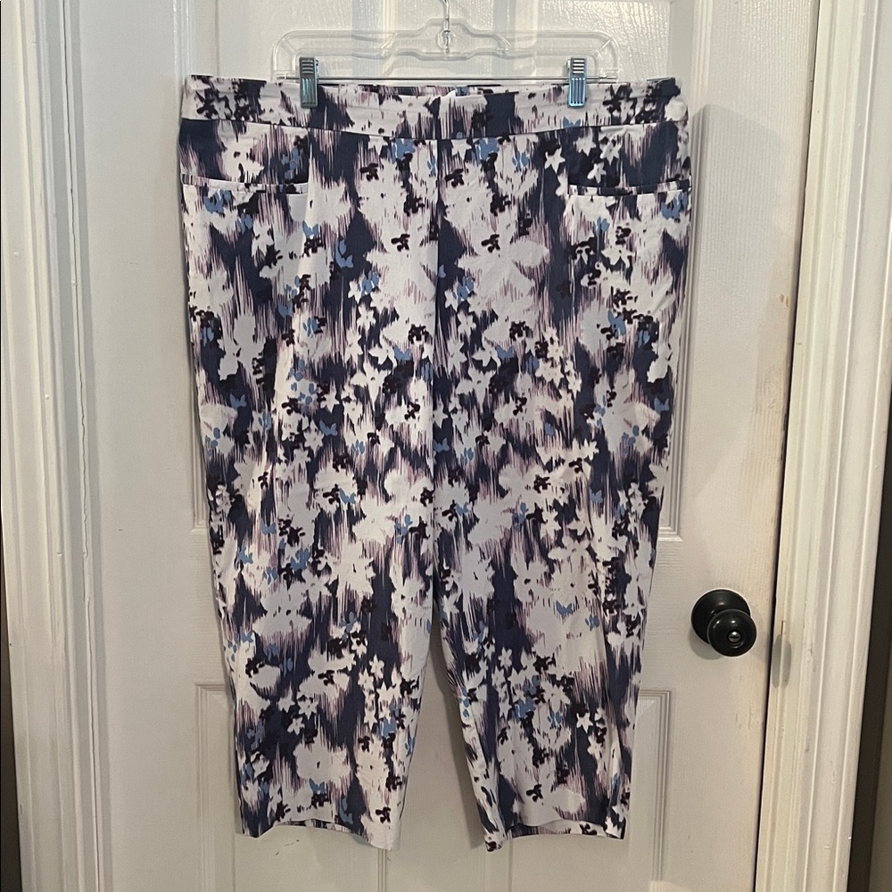 Time and Tru Women's Floral Capris - Black and White